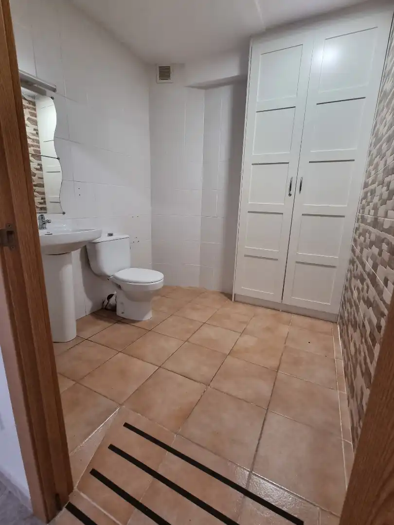 Badezimmer von Büro zur Miete in Soria Capital  mit Heizung und Balkon