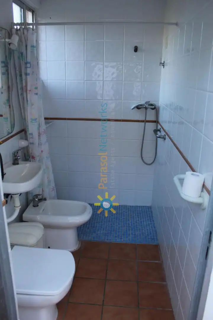 Badezimmer von Haus oder Chalet zur Miete in Oliva mit Klimaanlage, Privatgarten und Terrasse