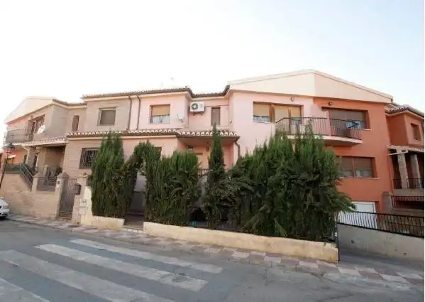 Vista exterior de Casa adosada en venda en Churriana de la Vega amb Piscina comunitària