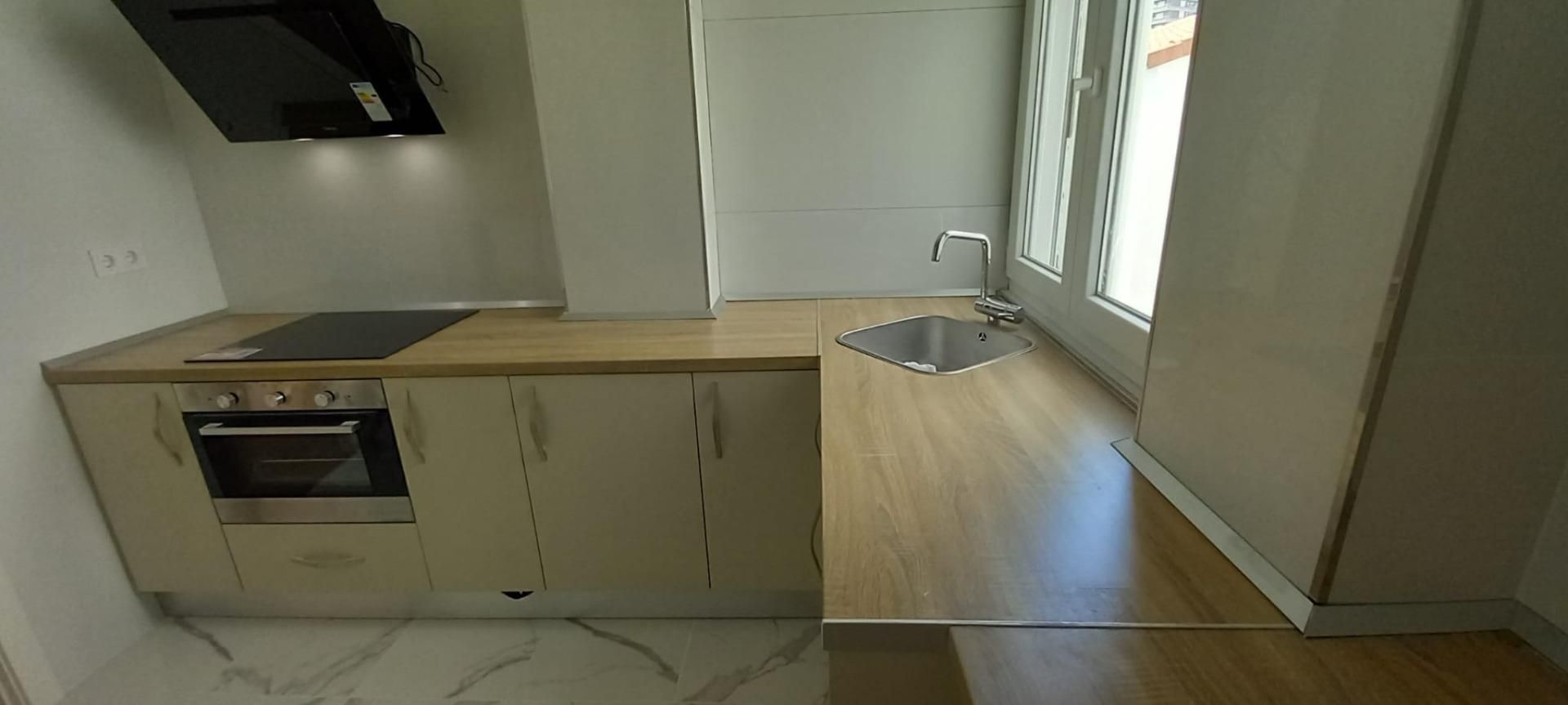 Cuina de Pis en venda en Torrelavega  amb Calefacció, Terrassa i Balcó