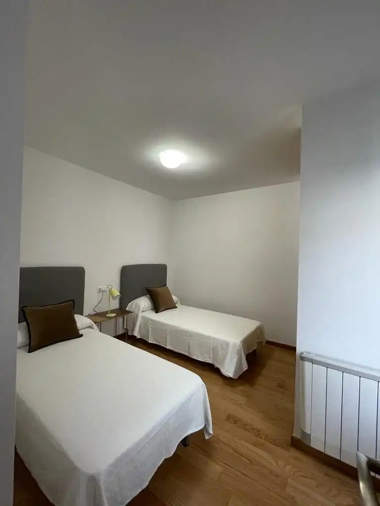 Dormitori de Pis de lloguer en Cambados amb Parquet, Moblat i Forn