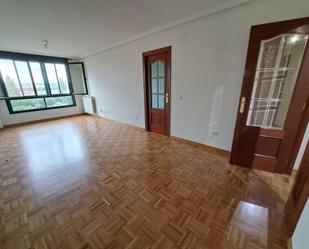 Living room of Flat for sale in Salamanca Capital  with Heating, Parquet flooring and Balcony