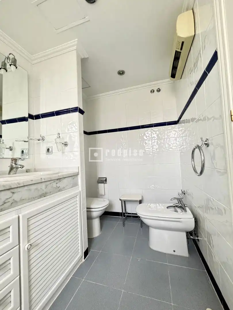 Bathroom of Houses for sale in Mairena del Aljarafe  with Air Conditioner and Terrace