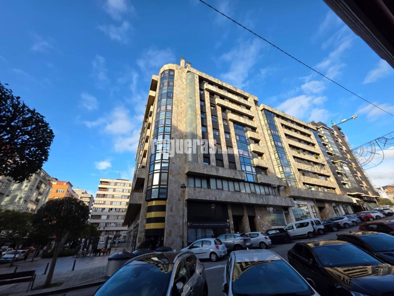 Vista exterior de Àtic de lloguer en Avilés amb Calefacció, Parquet i Terrassa
