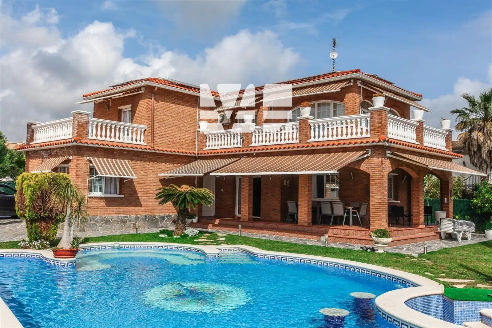 Chalet con piscina en venta en ACUARI