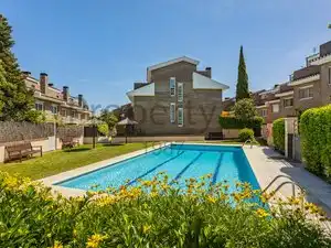 Vista exterior de Casa adosada en venta en Sant Cugat del Vallès con Aire acondicionado, Calefacción y Jardín privado
