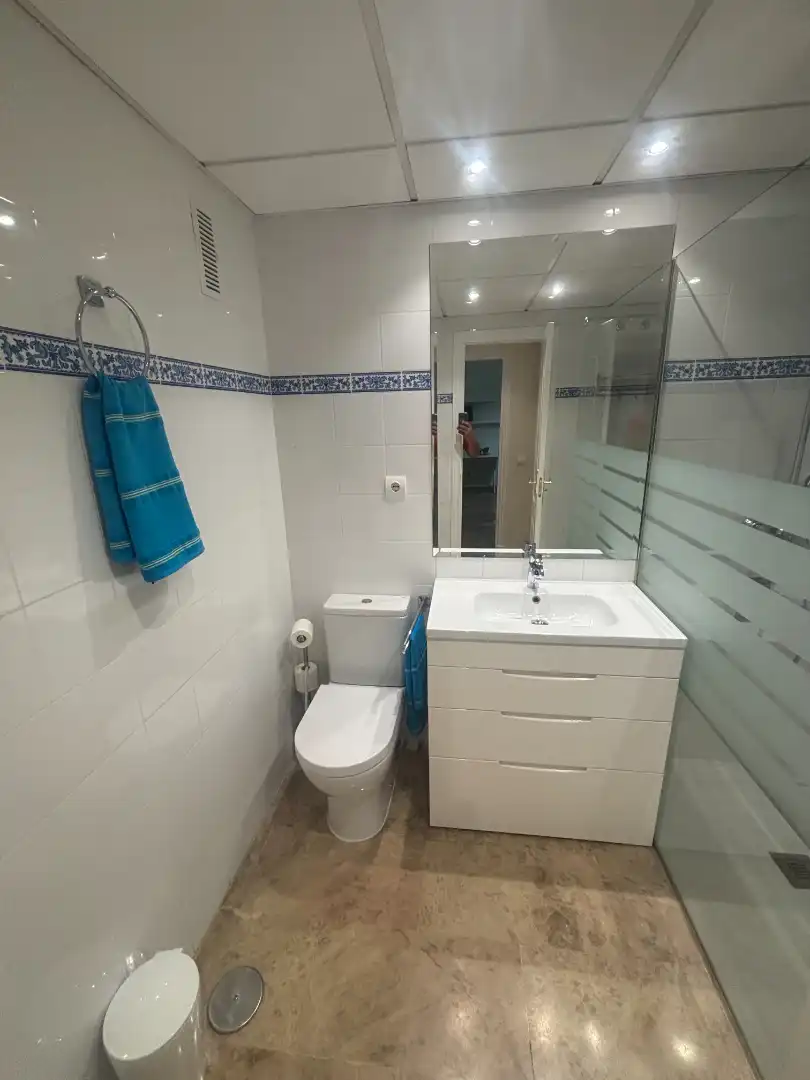 Baño de Piso en venta en Marbella con Aire acondicionado, Terraza y Amueblado
