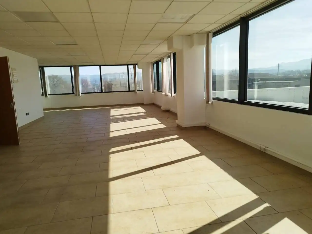 Office for rent in Vic  with Heating