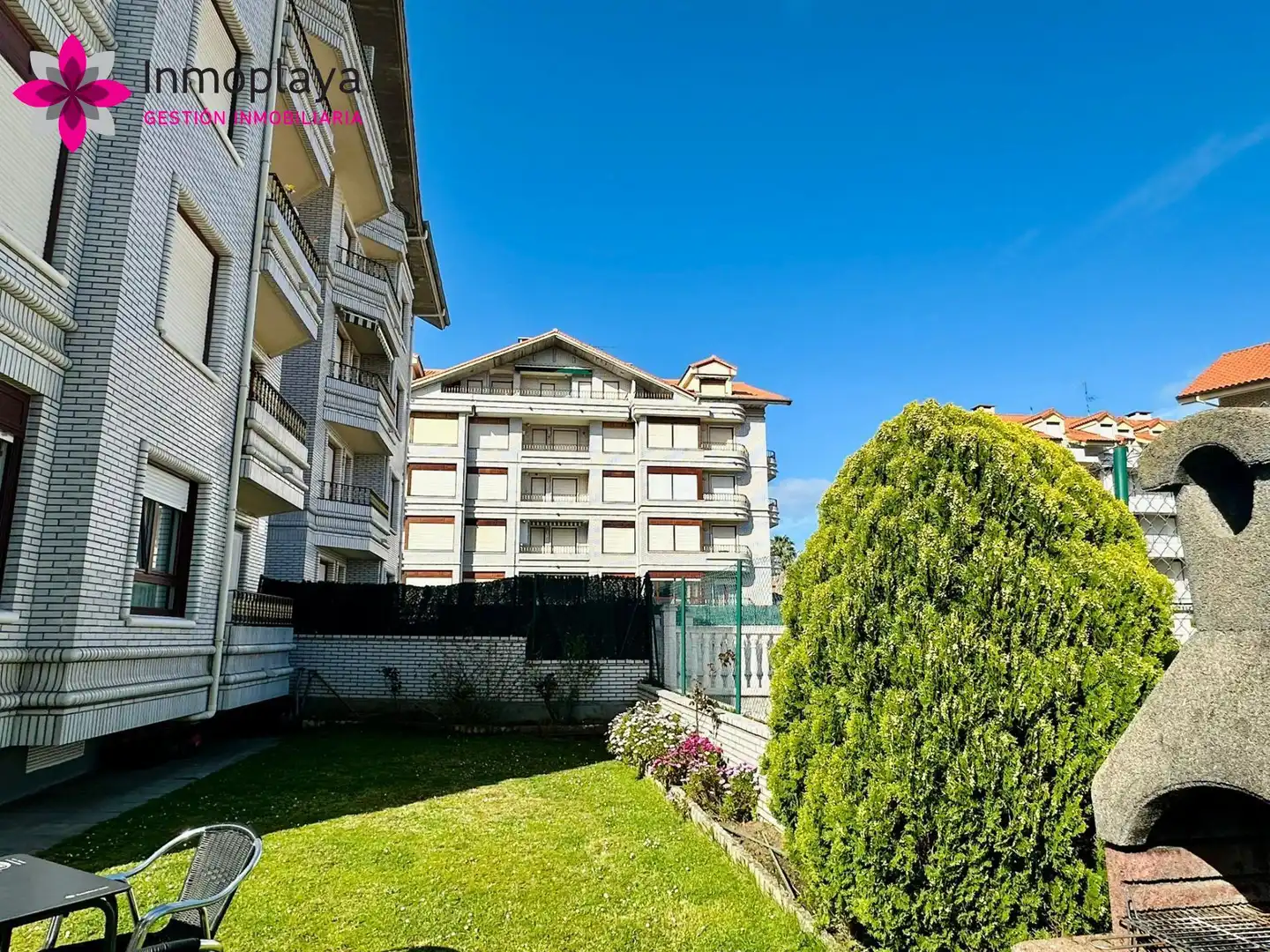 Vista exterior de Planta baja en venta en Noja con Calefacción, Jardín privado y Terraza