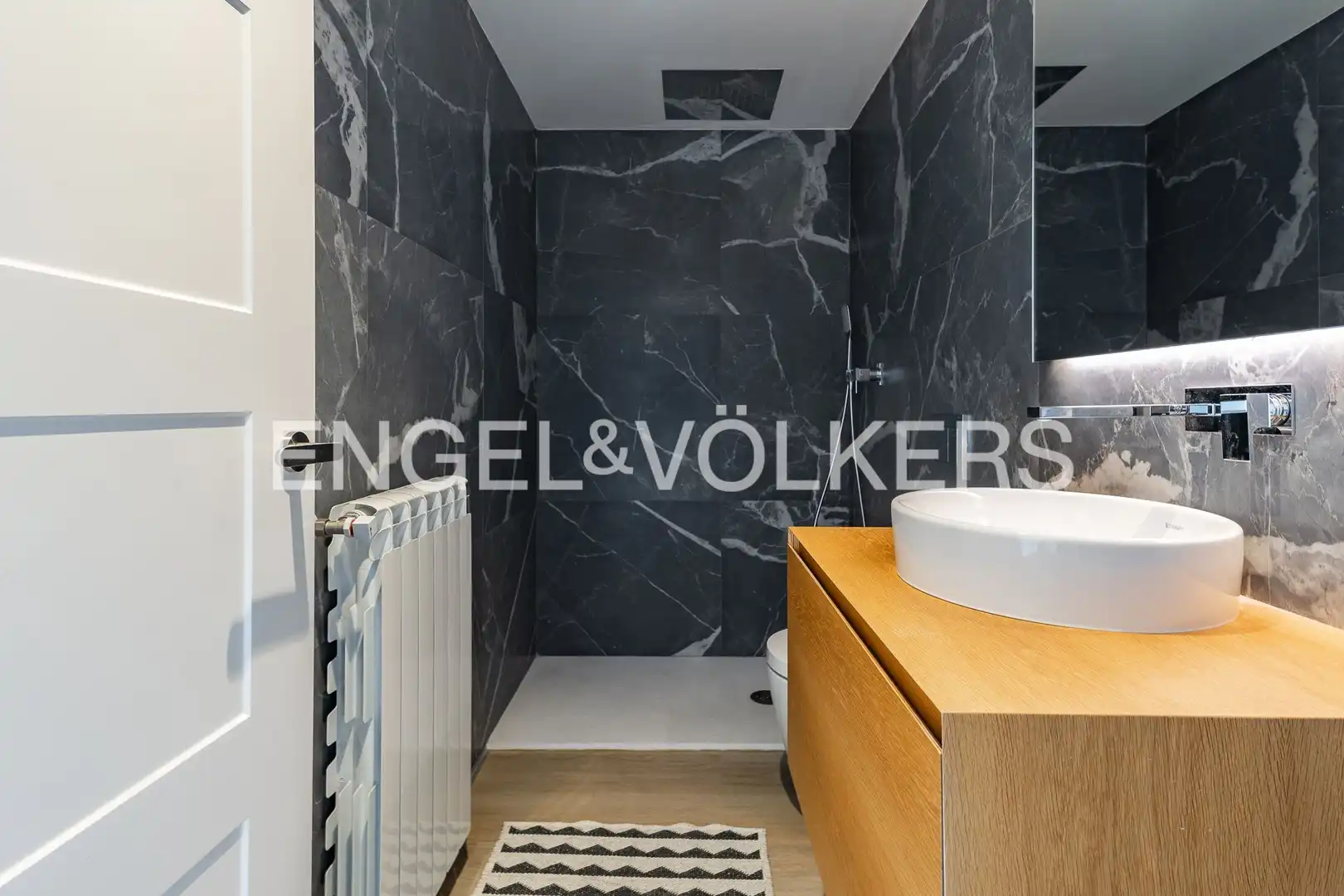 Badezimmer von Maisonette zum Verkauf in Barcelona mit Klimaanlage, Heizung und Parkett