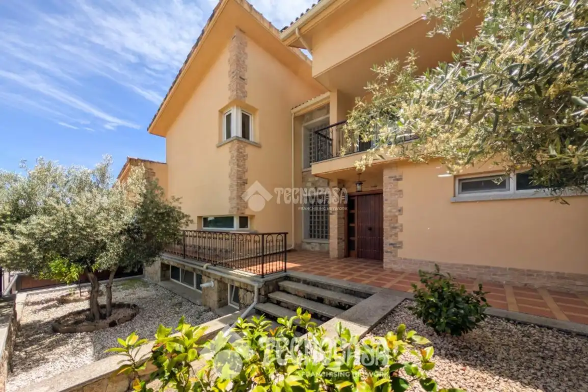 Vista exterior de Casa o chalet en venta en Hoyo de Manzanares con Calefacción y Piscina