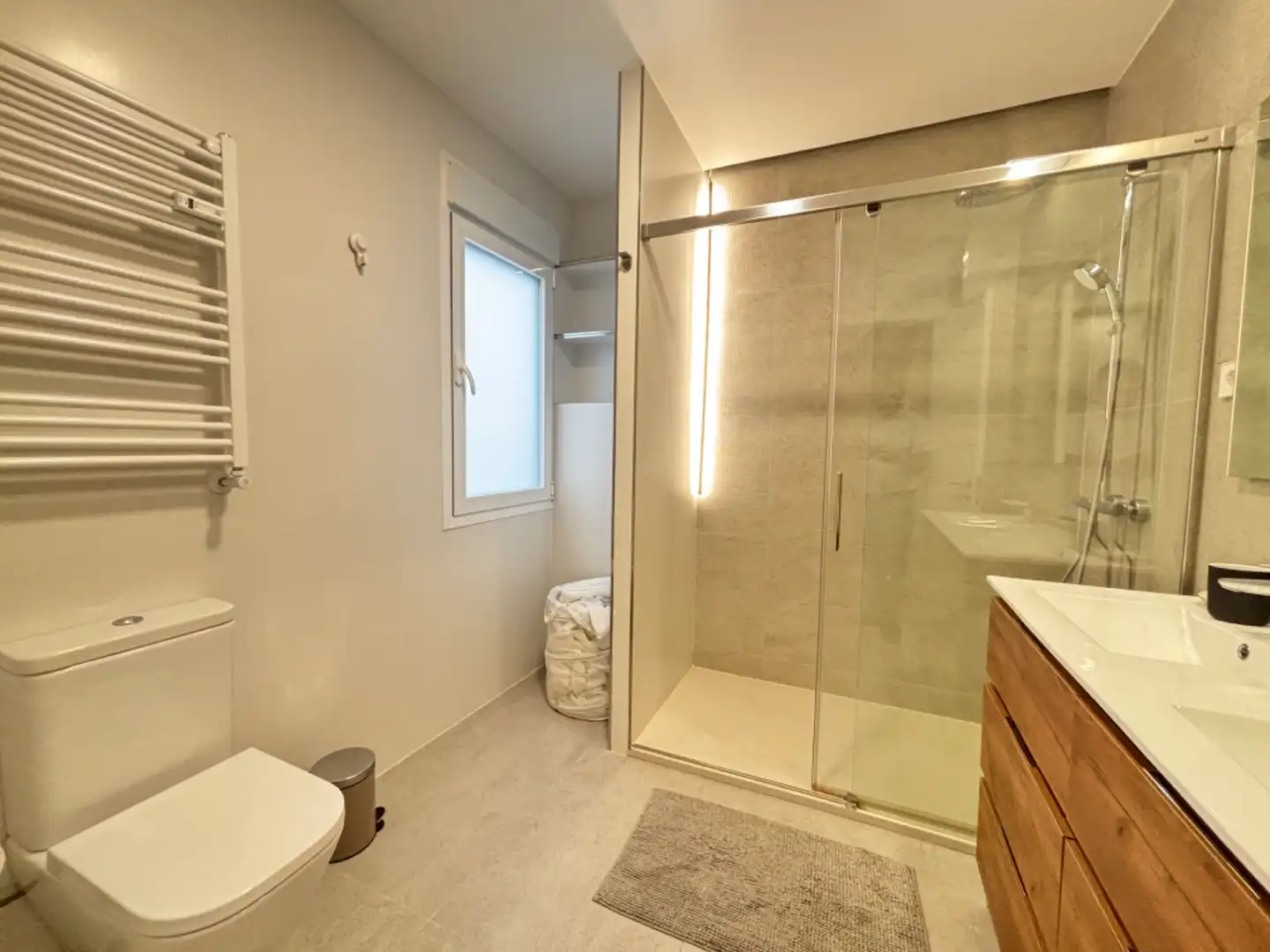 Bathroom of Flat for rent in Madrid  with Air Conditioner, Heating and Furnished