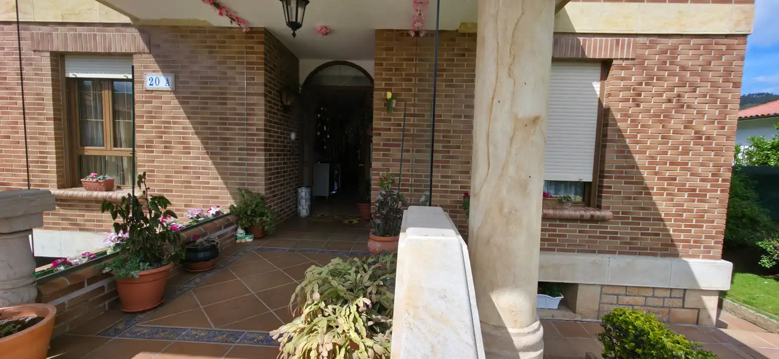Casa o xalet en venda en Los Corrales de Buelna  amb Calefacció, Jardí privat i Parquet