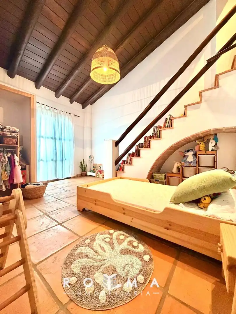 Sala d'estar de Casa adosada en venda en Dos Hermanas amb Aire condicionat, Calefacció i Jardí privat