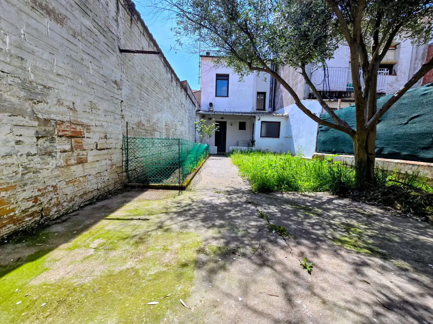 Vista exterior de Casa adosada en venta en Manlleu con Calefacción, Jardín privado y Terraza