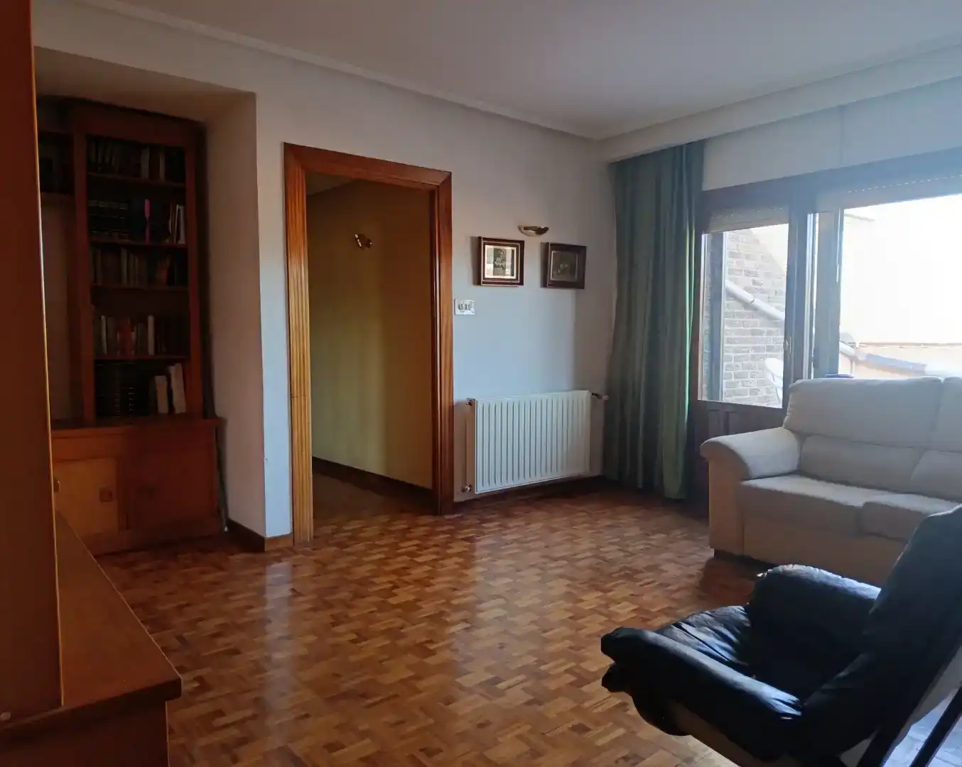 Sala de estar de Piso en venta en Burgo de Osma - Ciudad de Osma con Aire acondicionado, Parquet y Amueblado