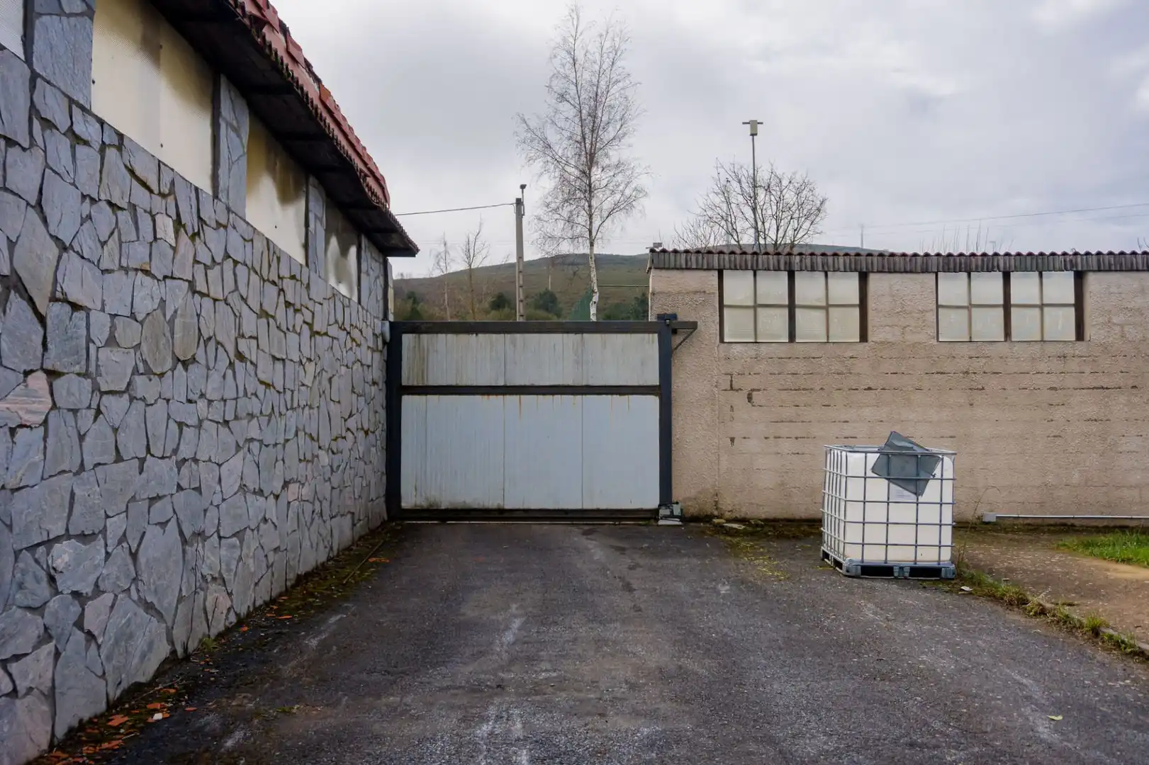Vista exterior de Casa o xalet en venda en Villagatón amb Aire condicionat, Calefacció i Jardí privat