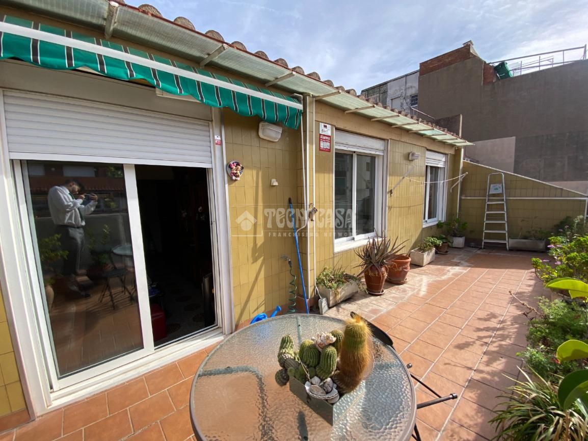 Exterior view of Attic for sale in  Barcelona Capital  with Terrace and Alarm
