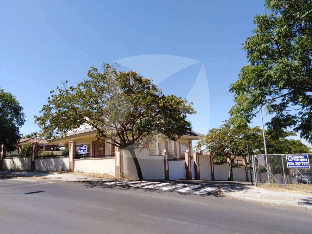 Exterior view of House or chalet for sale in Badajoz Capital  with Air Conditioner, Heating and Private garden