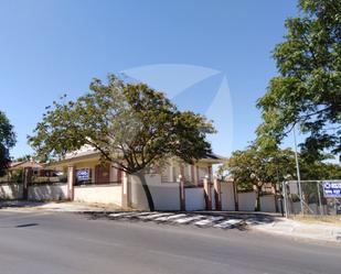 Vista exterior de Casa o xalet en venda en Badajoz Capital amb Aire condicionat, Terrassa i Piscina