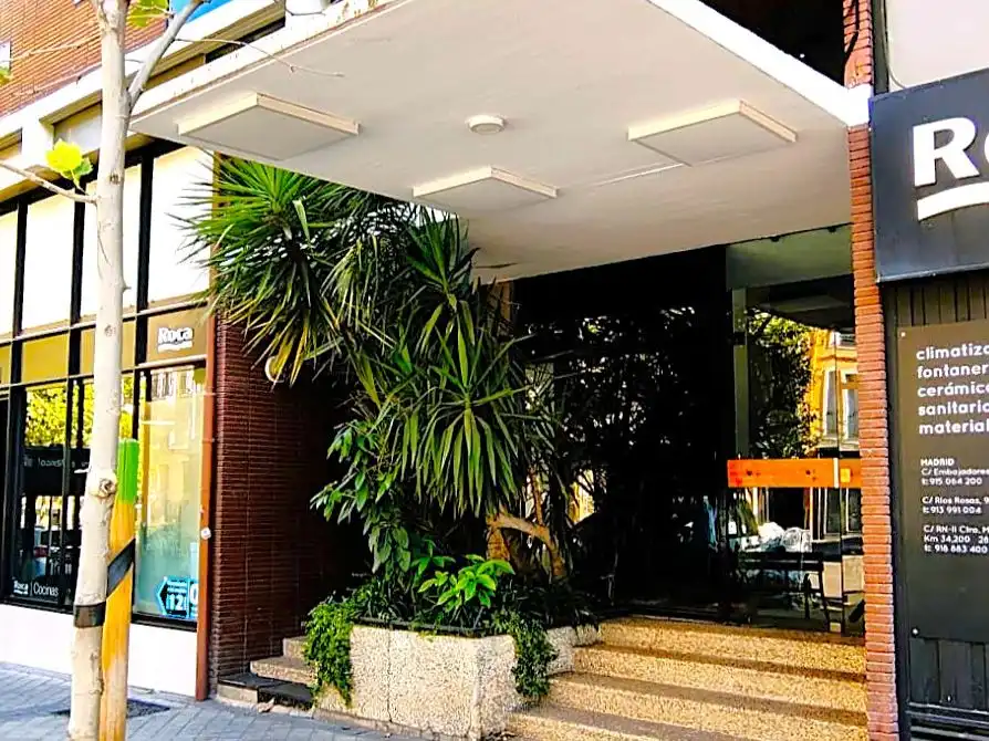 Flat with lift to rent in Ríos Rosas 9