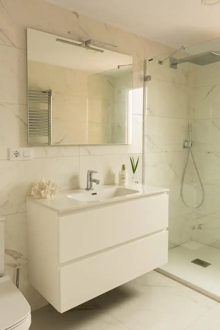 Badezimmer von Wohnung zur Miete in Santander mit Heizung und Privatgarten