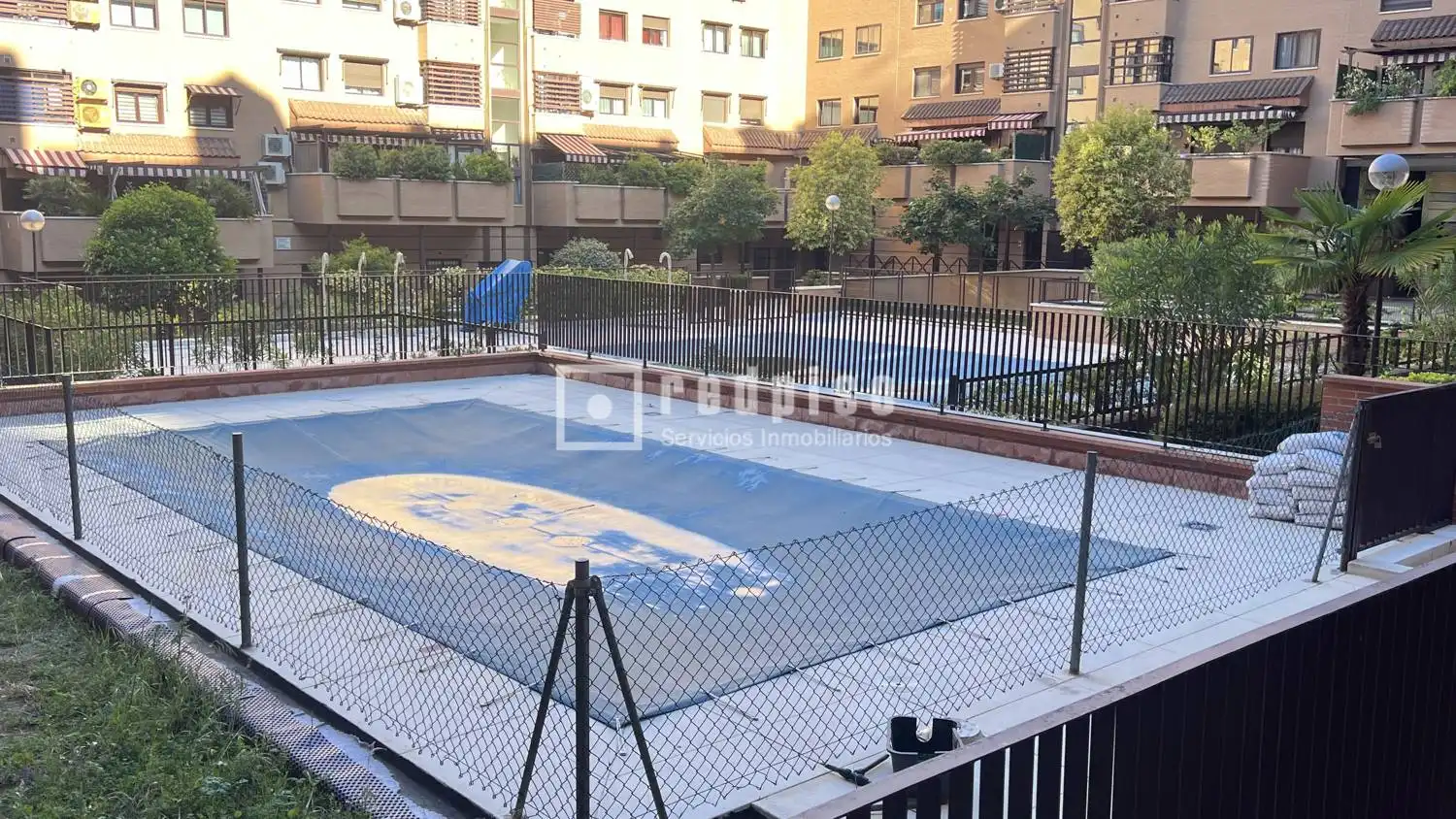 Piscina de Pis en venda en Madrid amb Calefacció, Jardí privat i Parquet