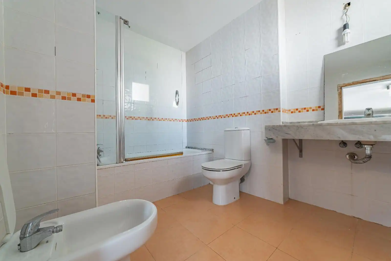 Badezimmer von Einfamilien-Reihenhaus zum Verkauf in Canet de Mar mit Klimaanlage, Heizung und Privatgarten