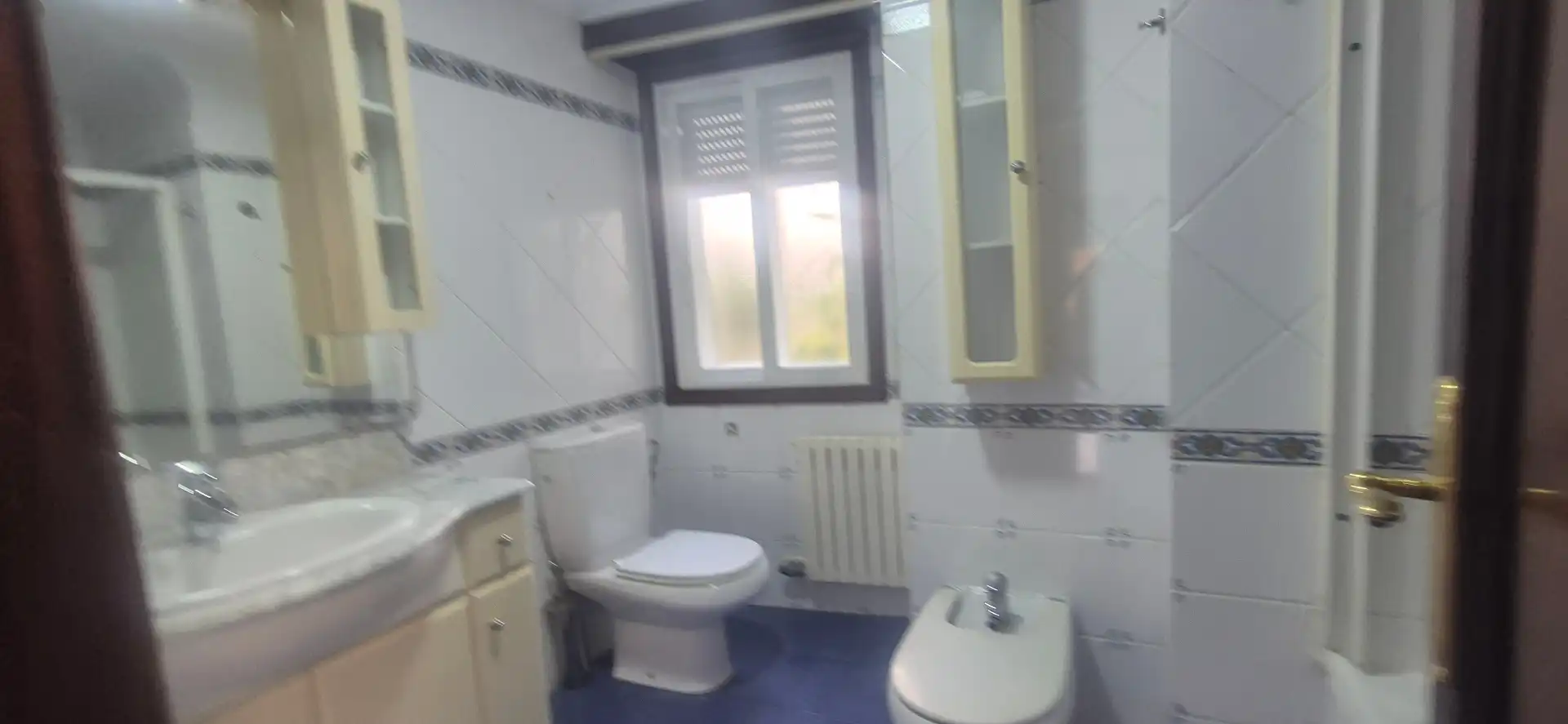 Bathroom of Flat for rent in Vigo   with Heating, Parquet flooring and Storage room