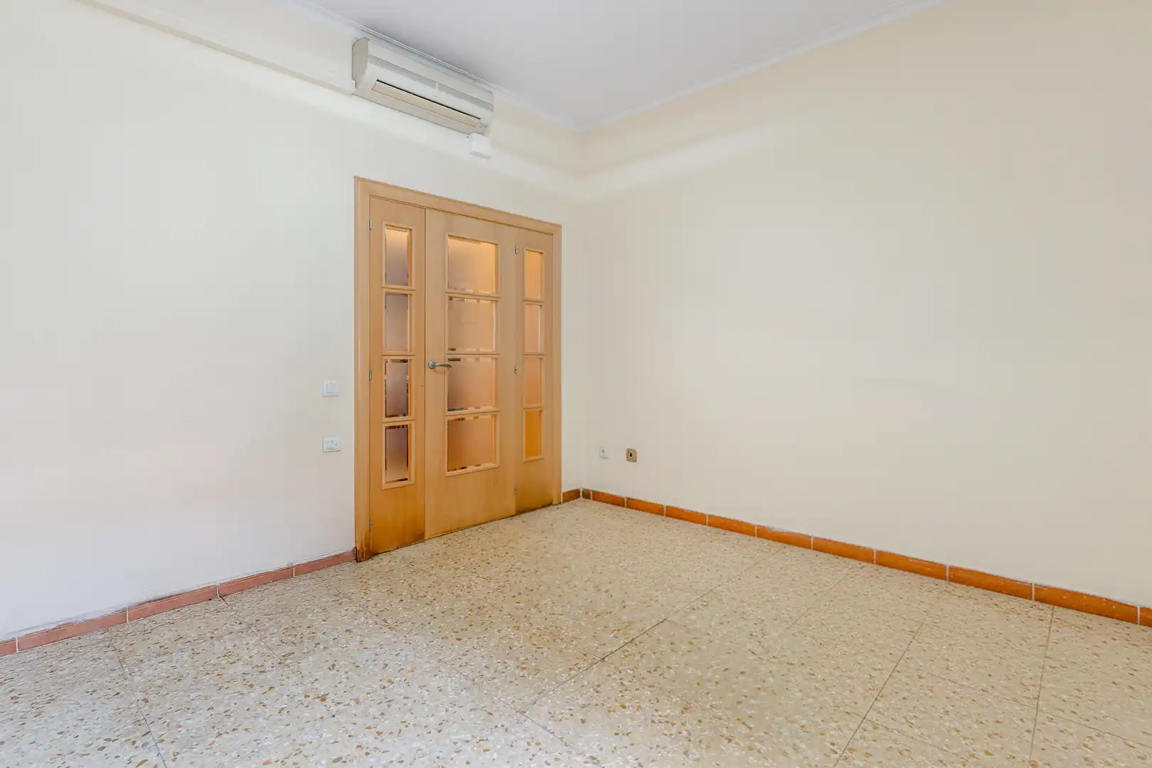 Erdgeschoss zum Verkauf in Barcelona mit Heizung und Terrasse