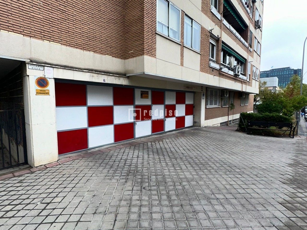 Building for sale in Guindalera