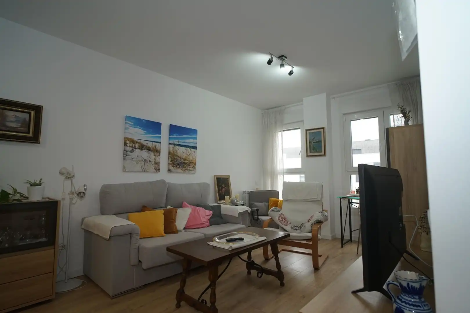 Wohnzimmer von Wohnung zur Miete in Santa Cruz de Bezana mit Parkett