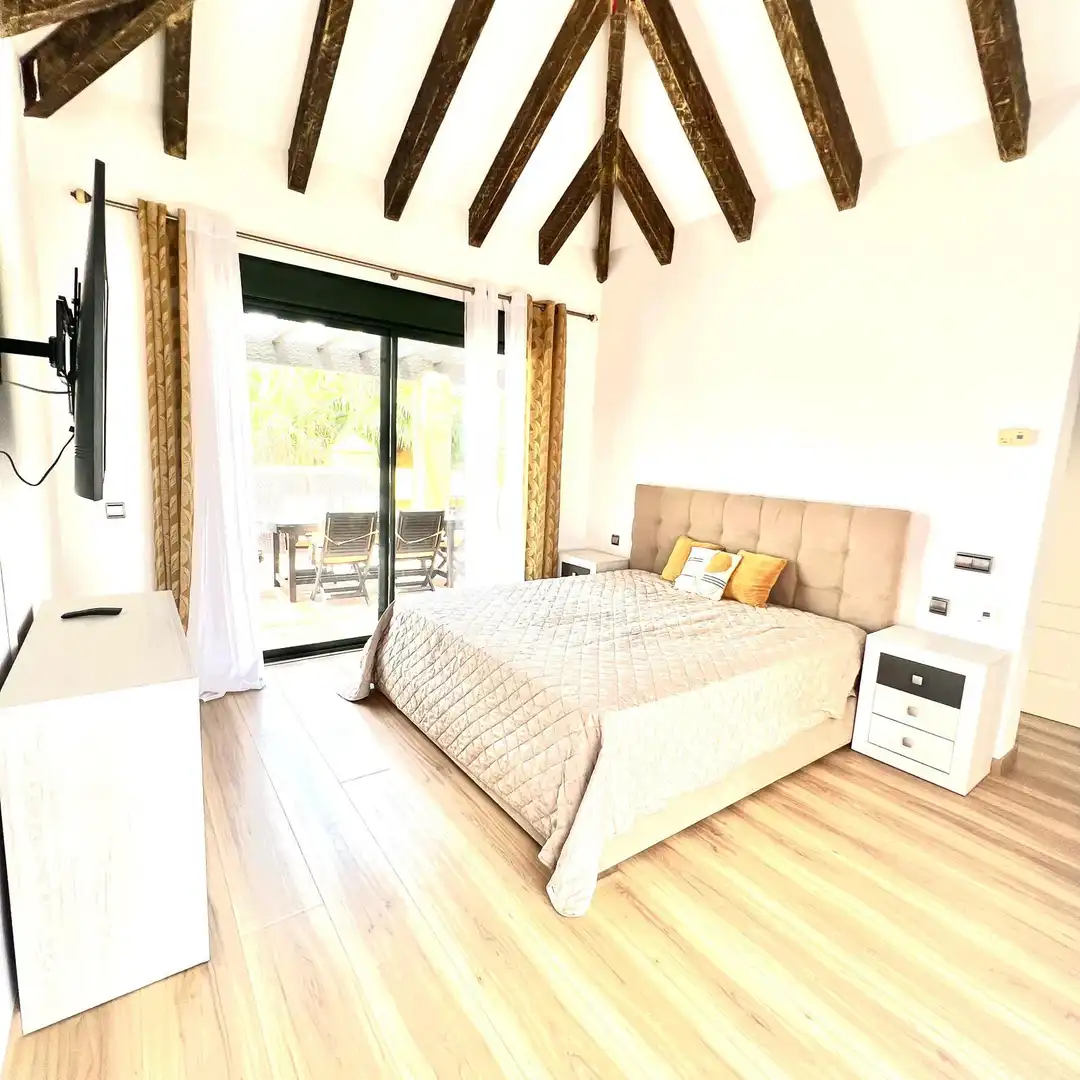 Schlafzimmer von Dachboden zur Miete in Estepona mit Klimaanlage, Terrasse und Schwimmbad