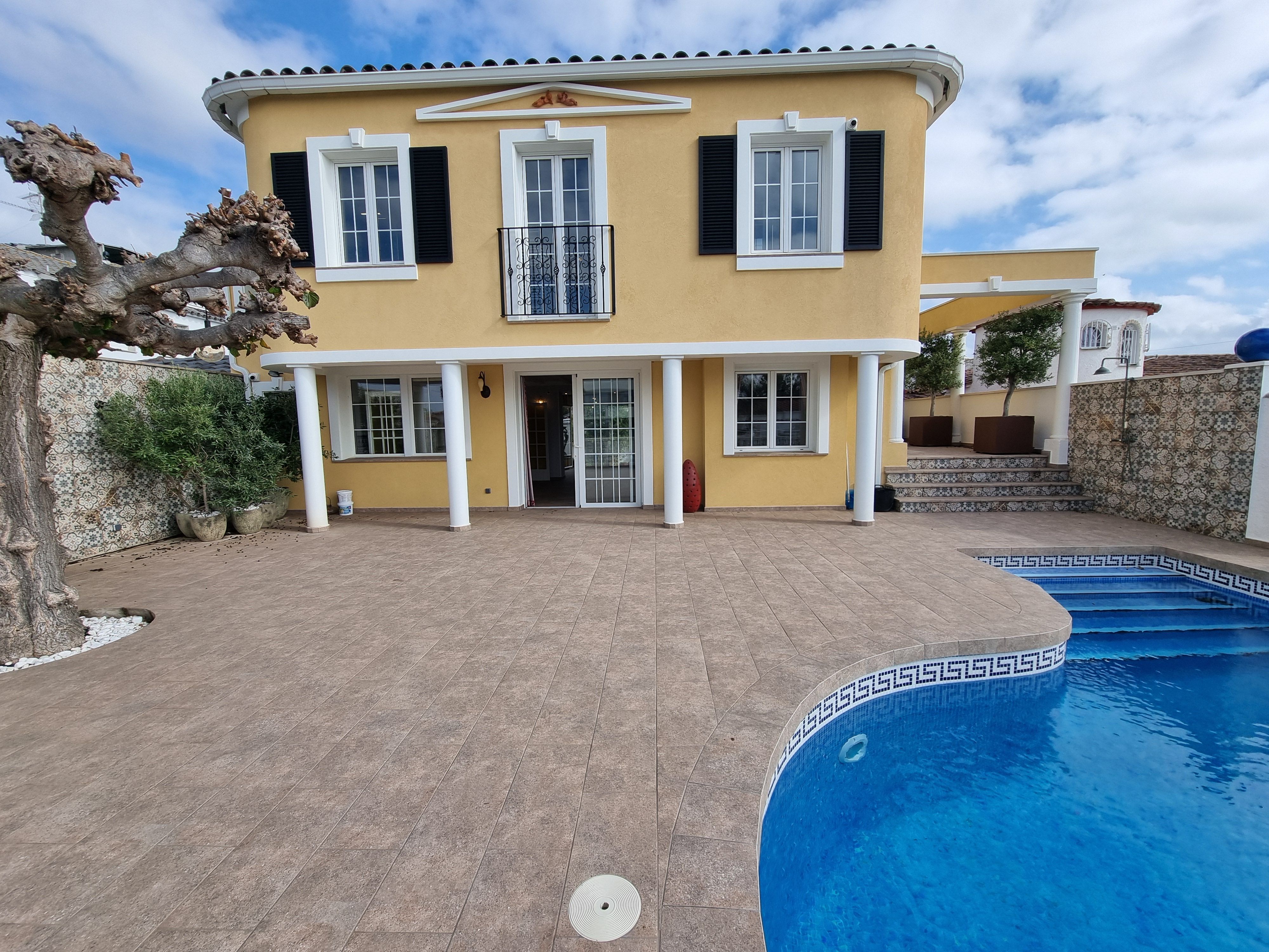 Piscina de Casa o xalet en venda en Empuriabrava amb Aire condicionat, Calefacció i Jardí privat