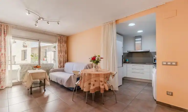 Sala d'estar de Apartament en venda en Roses amb Calefacció i Moblat