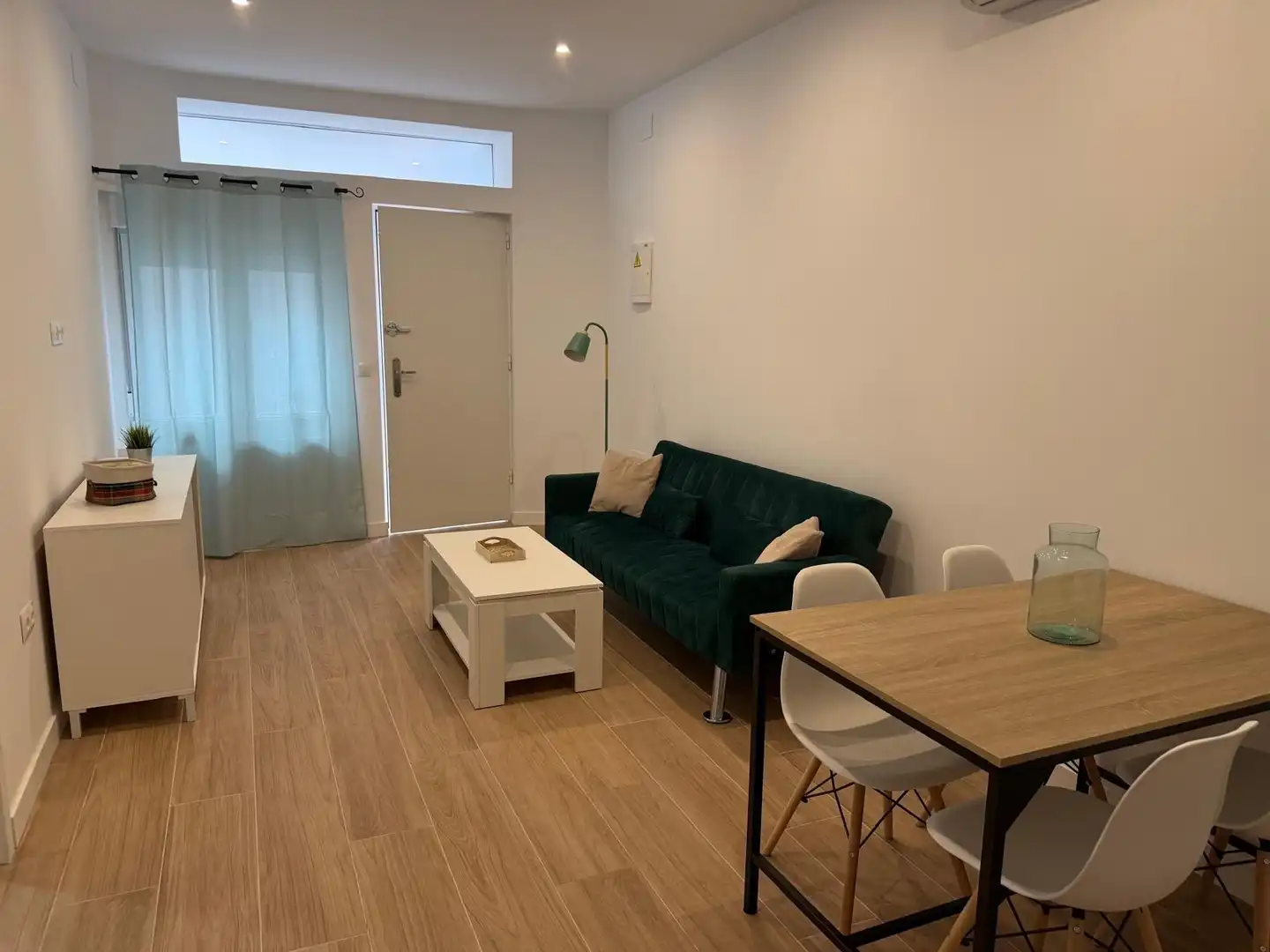 Sala de estar de Apartamento de alquiler en Torremolinos con Aire acondicionado, Calefacción y Amueblado