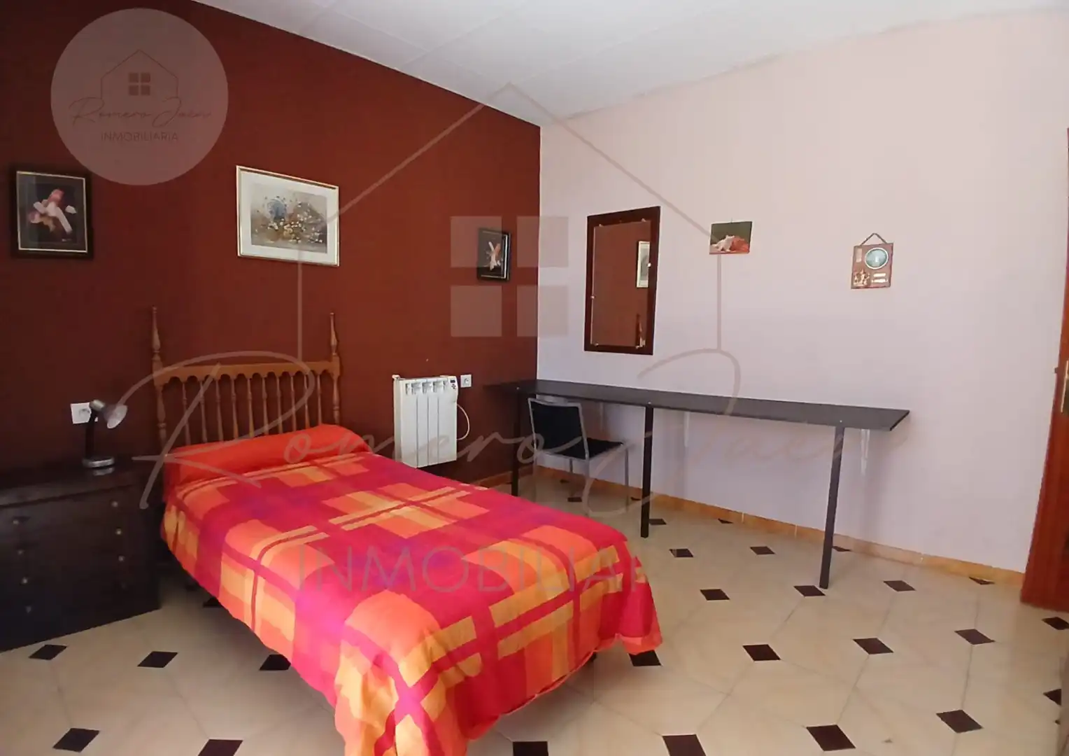 Dormitori de Casa o xalet en venda en Jaén amb Calefacció, Traster i Moblat