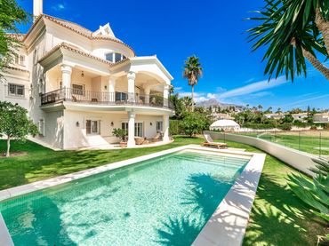 Casa amb balcó en venda a Nueva Andalucía