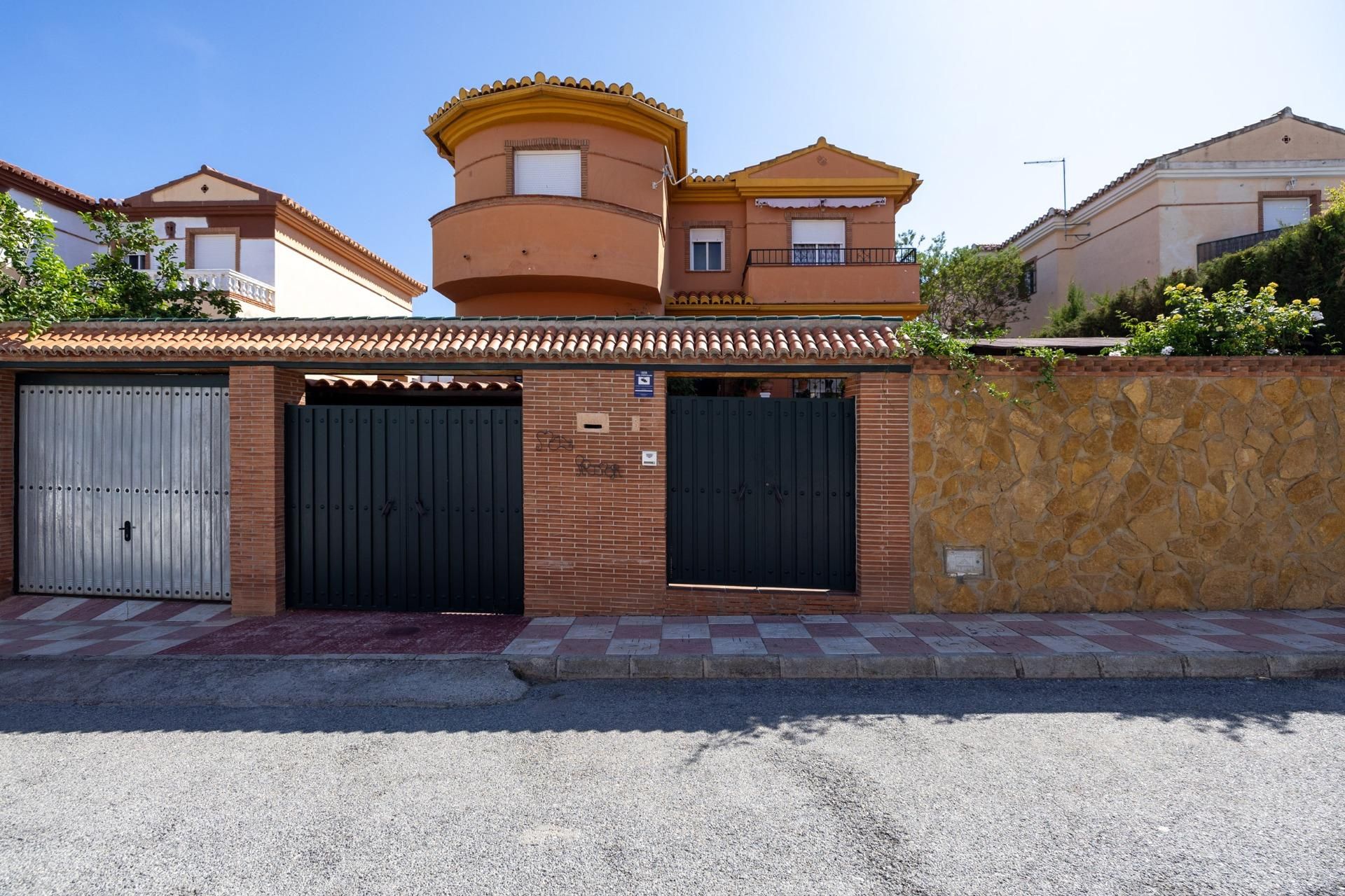 Exterior view of House or chalet for sale in Cúllar Vega  with Air Conditioner, Heating and Private garden