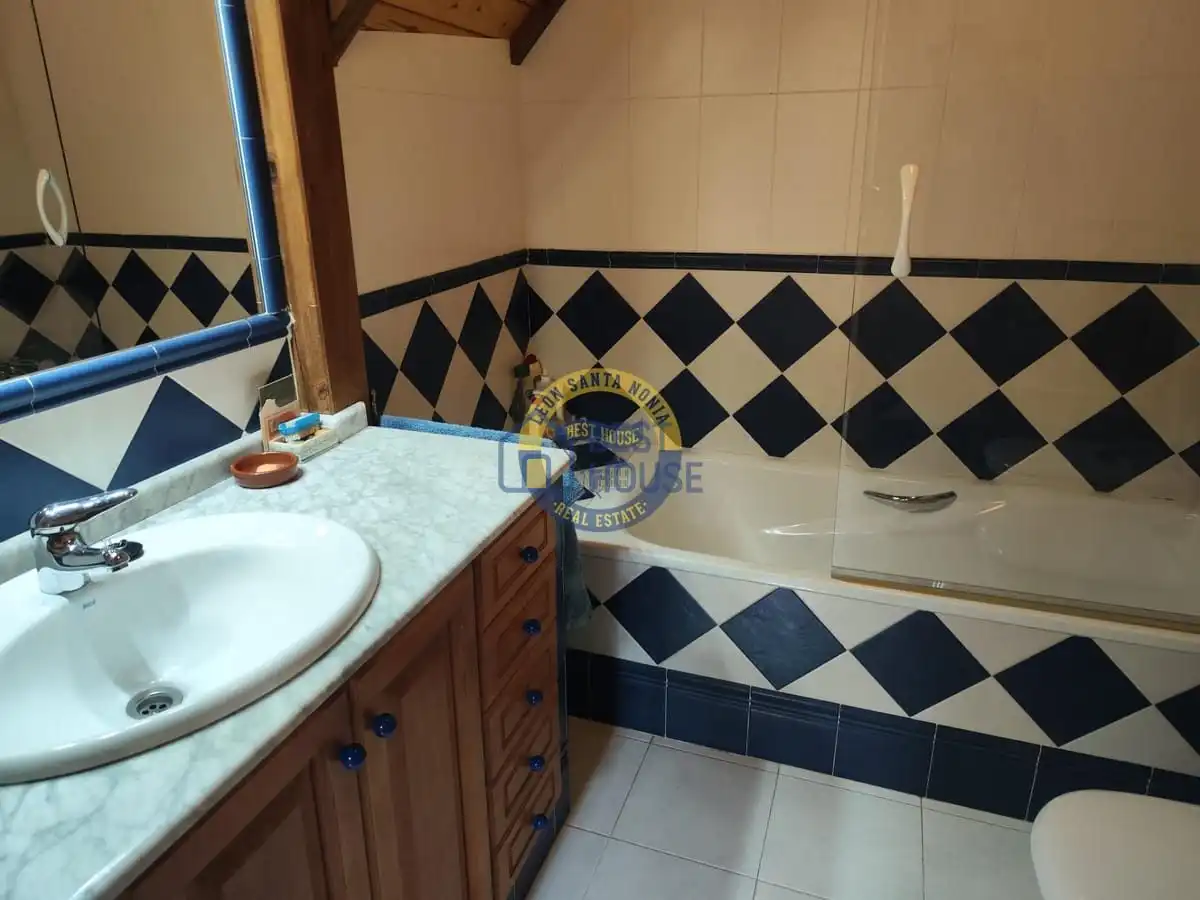 Baño de Casa o chalet en venta en Villaquilambre con Calefacción, Jardín privado y Parquet