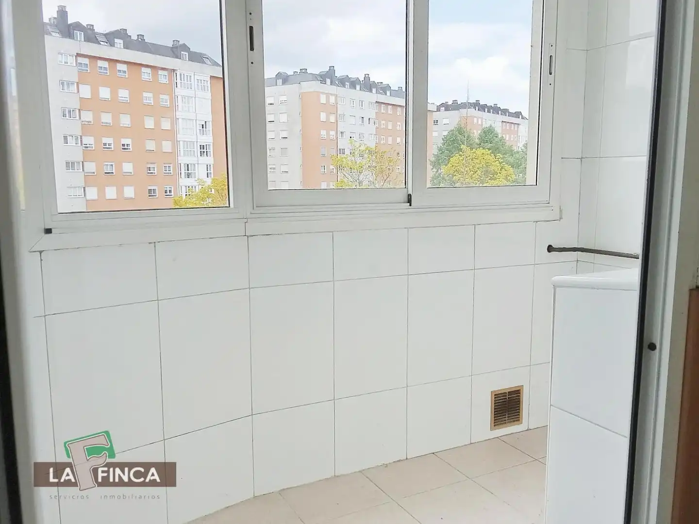 Dormitori de Pis en venda en Oviedo  amb Calefacció, Parquet i Terrassa
