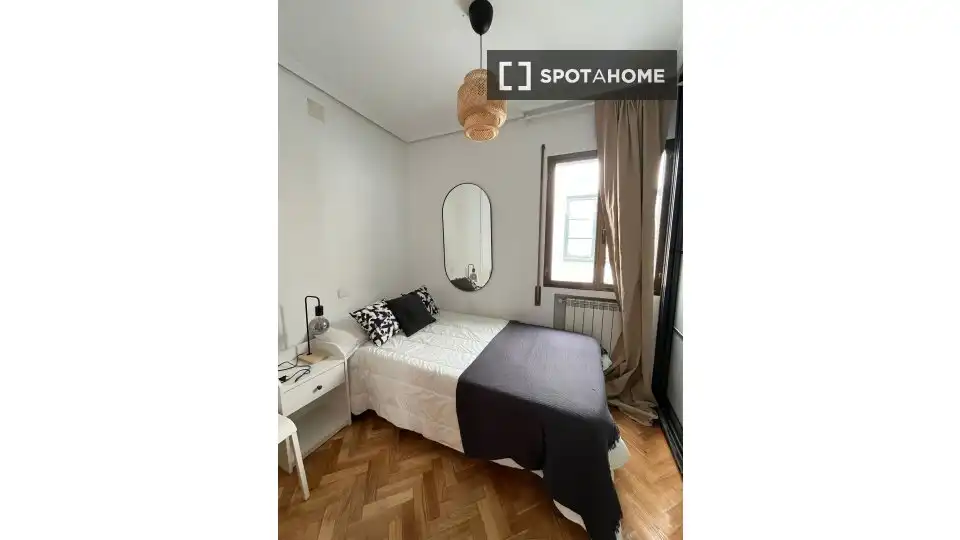 Bedroom of Flat for share in Madrid  with Air Conditioner, Heating and Furnished