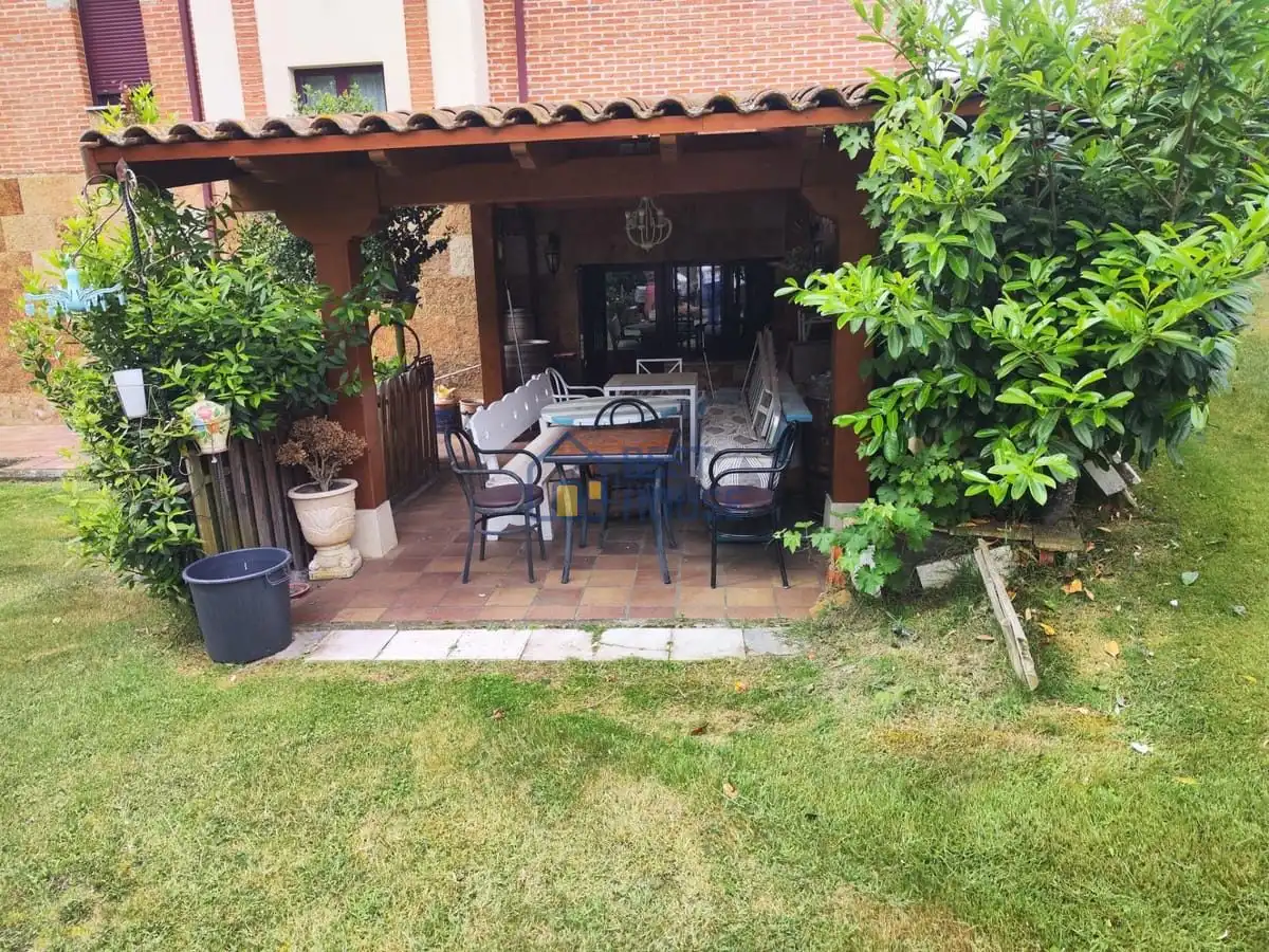 Terrassa de Casa o xalet en venda en San Andrés del Rabanedo amb Calefacció, Jardí privat i Parquet