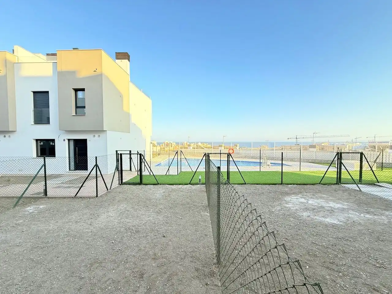 Vista exterior de Casa adosada en venta en Vélez-Málaga con Jardín privado y Piscina comunitaria