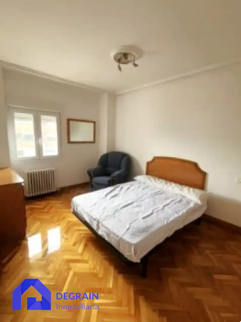 Habitación de Piso en venta en Oviedo  con Calefacción, Terraza y Trastero