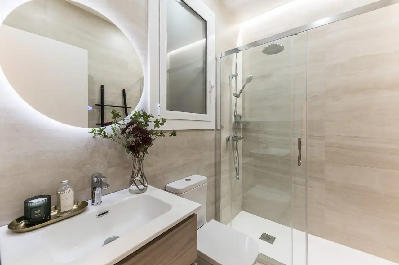 Bany de Apartament de lloguer en Barcelona amb Aire condicionat, Calefacció i Moblat