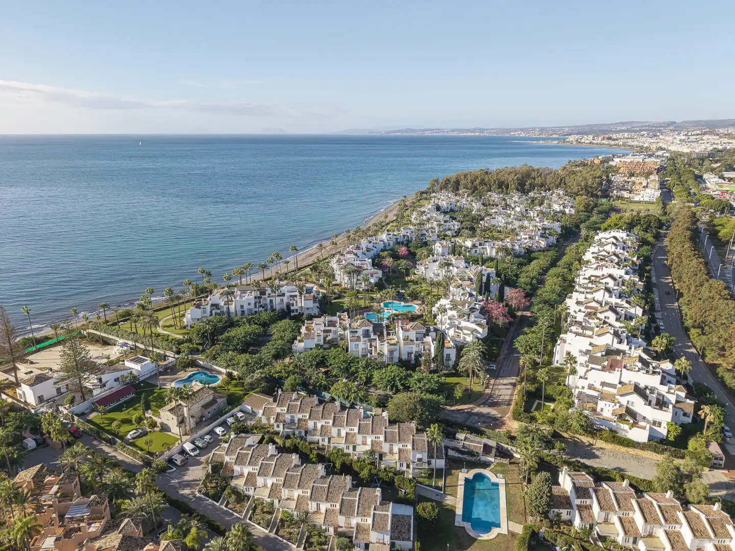 Vista exterior de Planta baixa en venda en Estepona amb Aire condicionat, Calefacció i Jardí privat