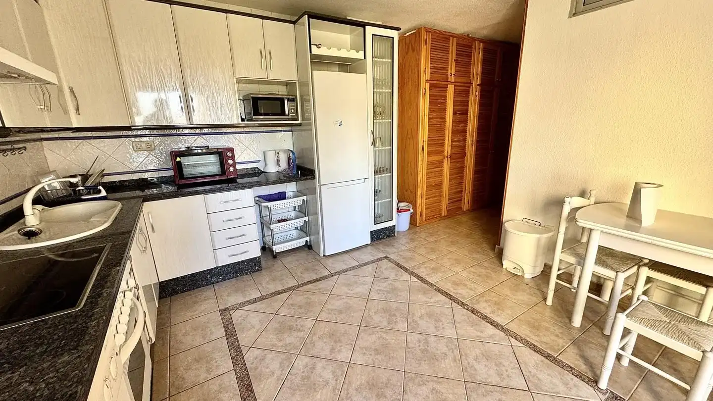 Cuina de Pis de lloguer en Granada amb Aire condicionat, Calefacció i Moblat