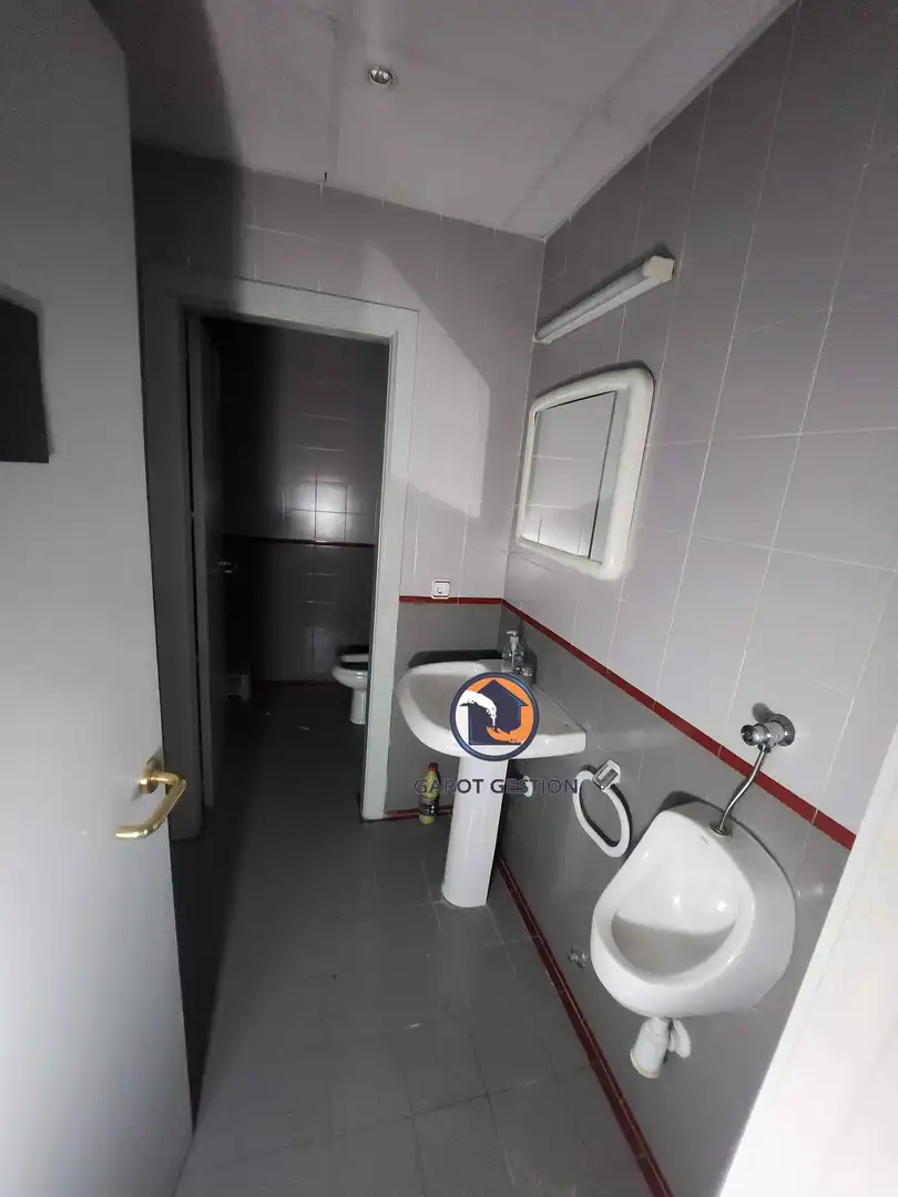 Baño de Local de alquiler en Guadalajara con Calefacción