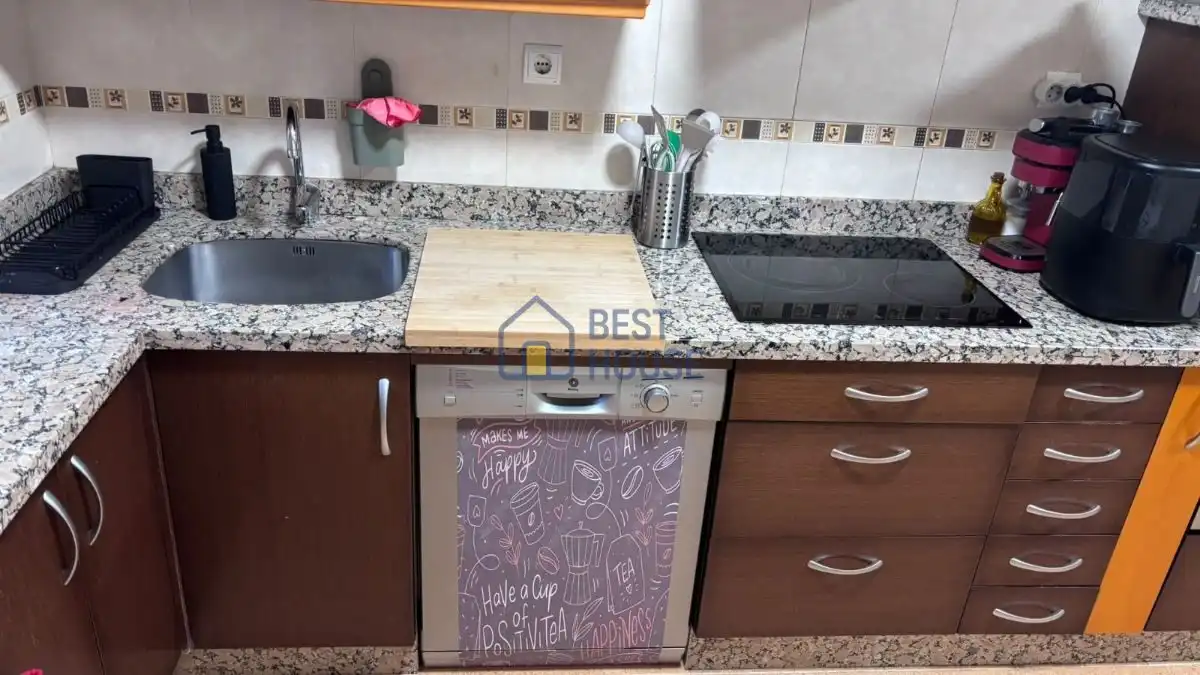 Cuina de Casa adosada en venda en Sariegos amb Calefacció, Parquet i Terrassa